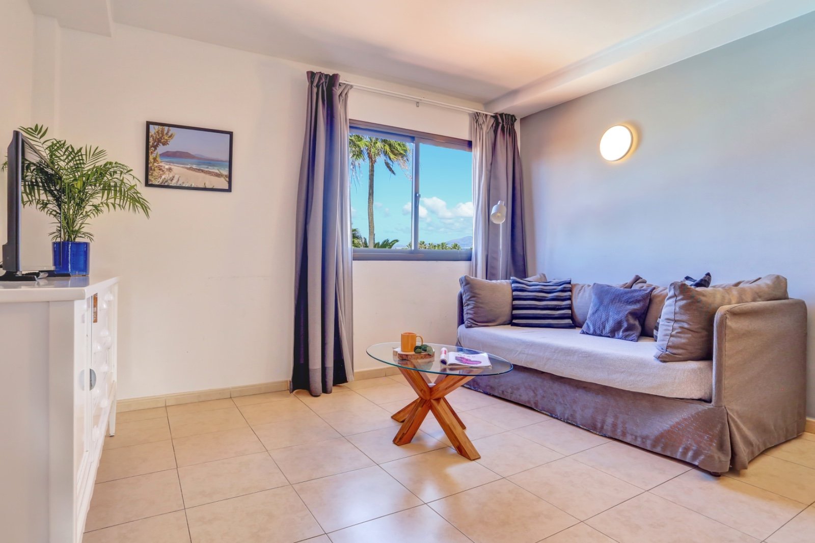 salón con mesa y cortinas