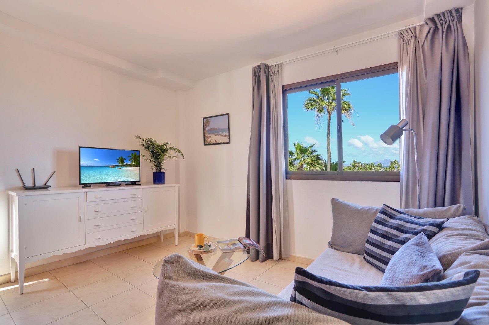 salón muy luminoso pero con cortina