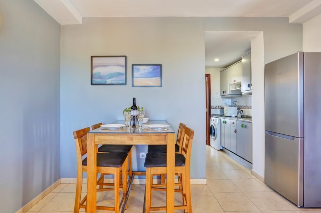 salón al lado de la cocina