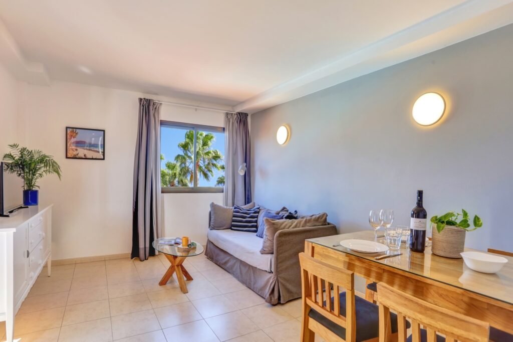 salón con mesa alta para comer dentro