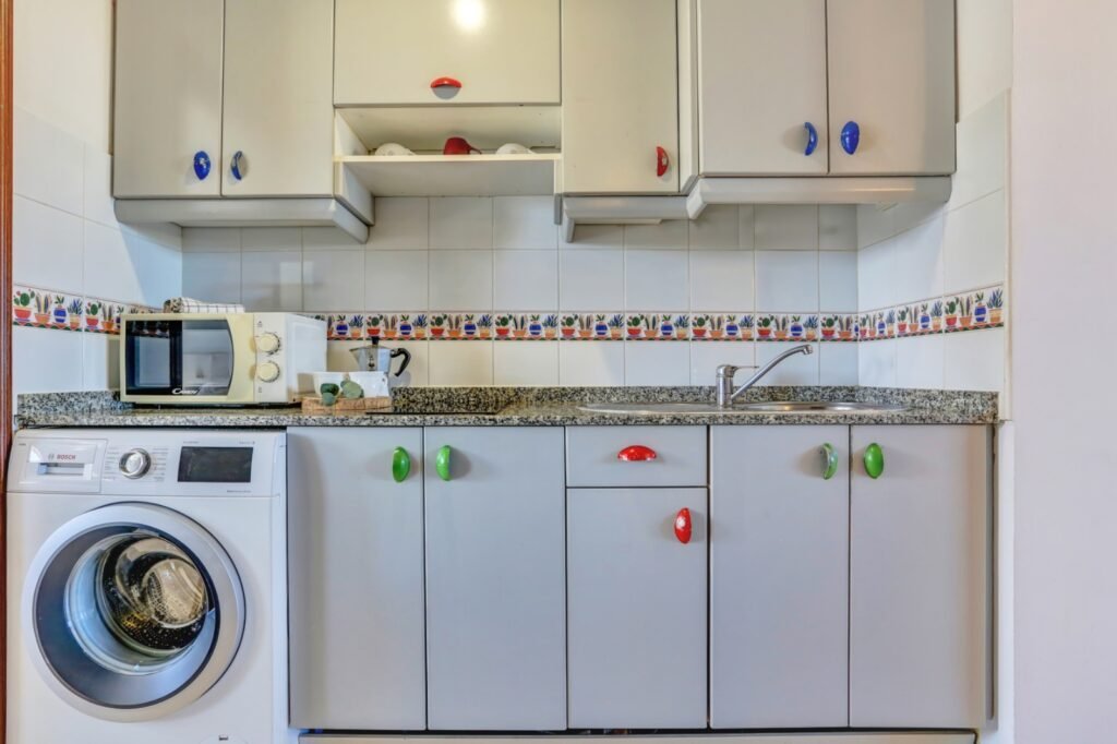 cocina con lavadora y microondas