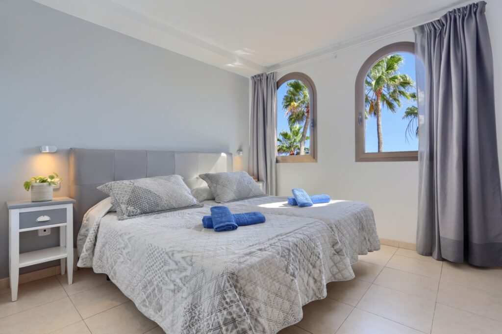 dormitorio con cortinas