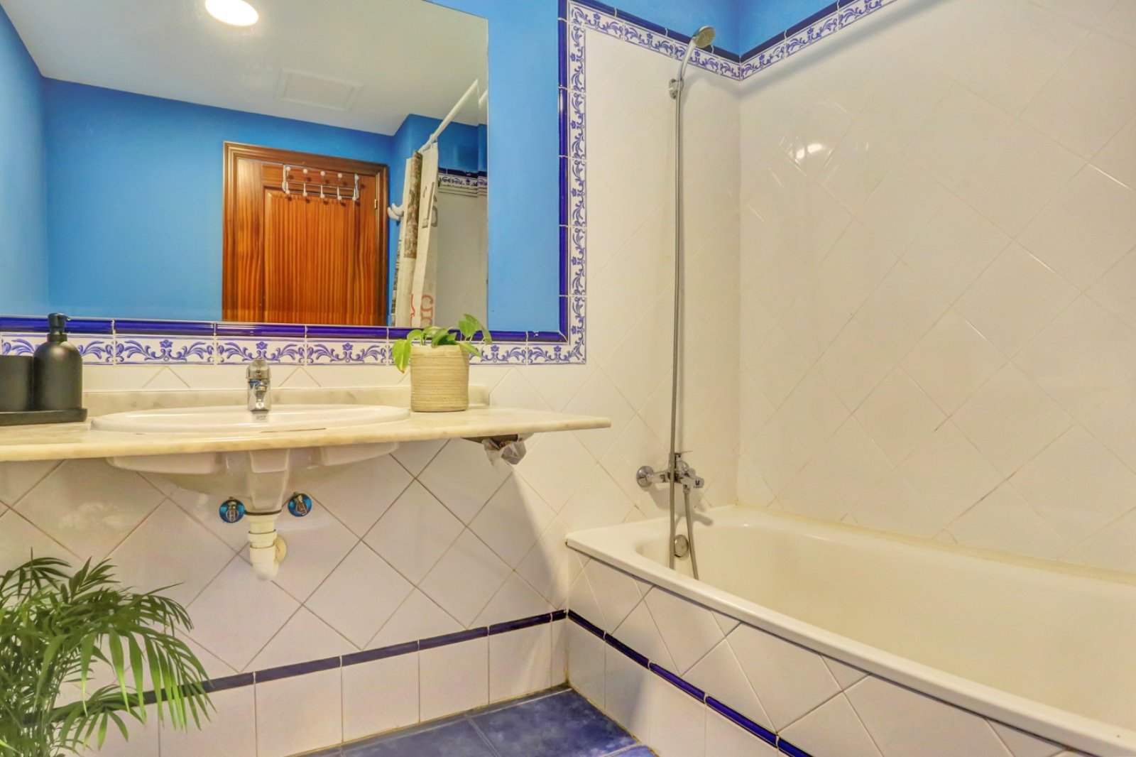 bañera en el cuarto de baño